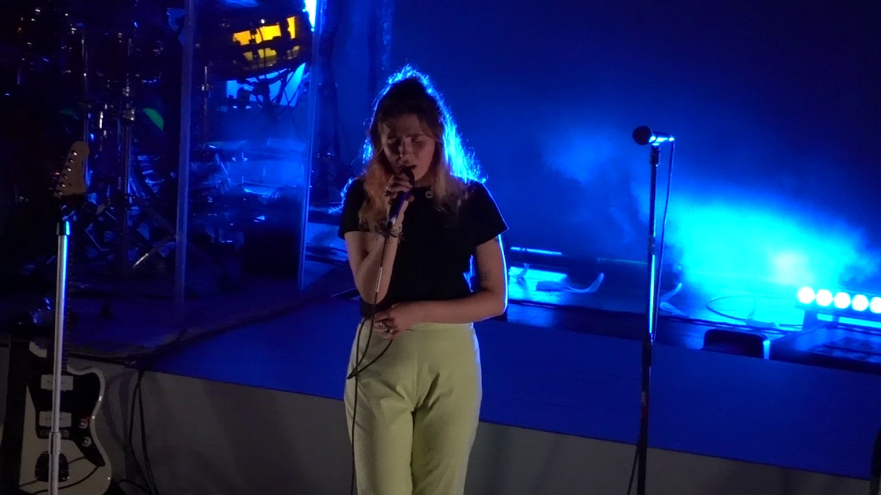 2019 10 29 Clairo - Impossible