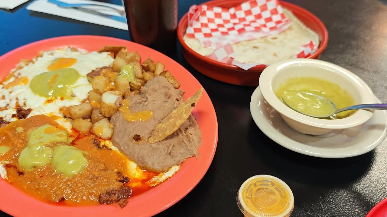 Завтрак в субботу утром в центре города Уэслако, штат Техас.