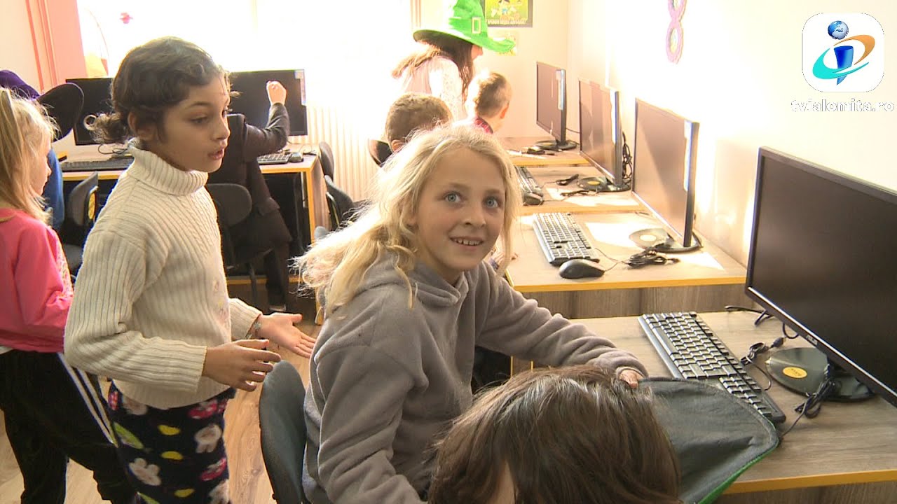 Moș Crăciun a venit la Făcăeni cu 15 calculatoare noi pentru copiii de la Centrul de Zi