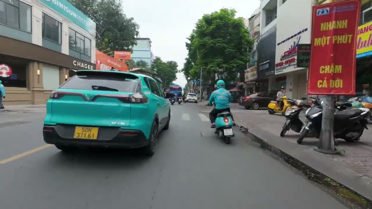 Sài Gòn trưa yên ắng qua tay lái