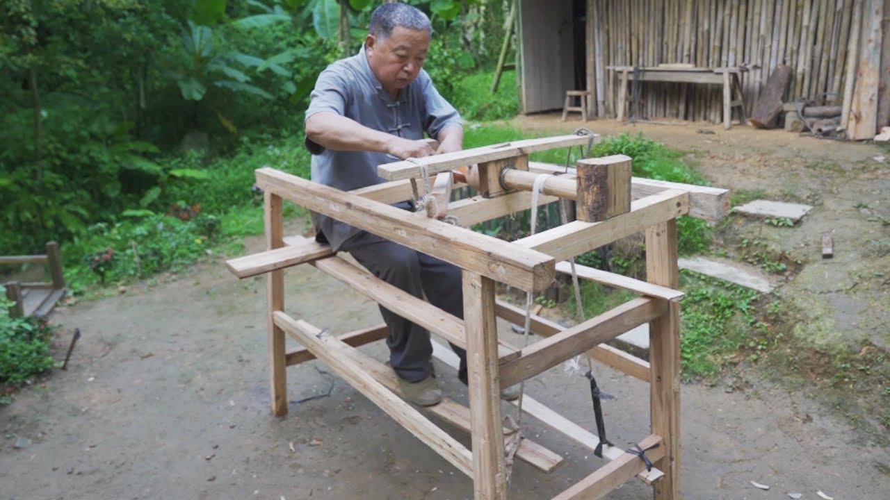 Chinese Master Carpenter Made A Lathe Out Of Discarded Wood, It Can Make Crafts Without Electricity!