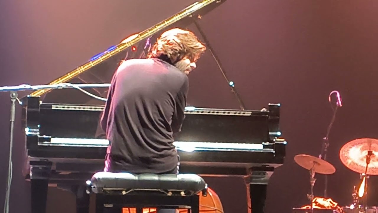 Salvador Sobral - Amar pelos dois (Vigo, 25/03/23)