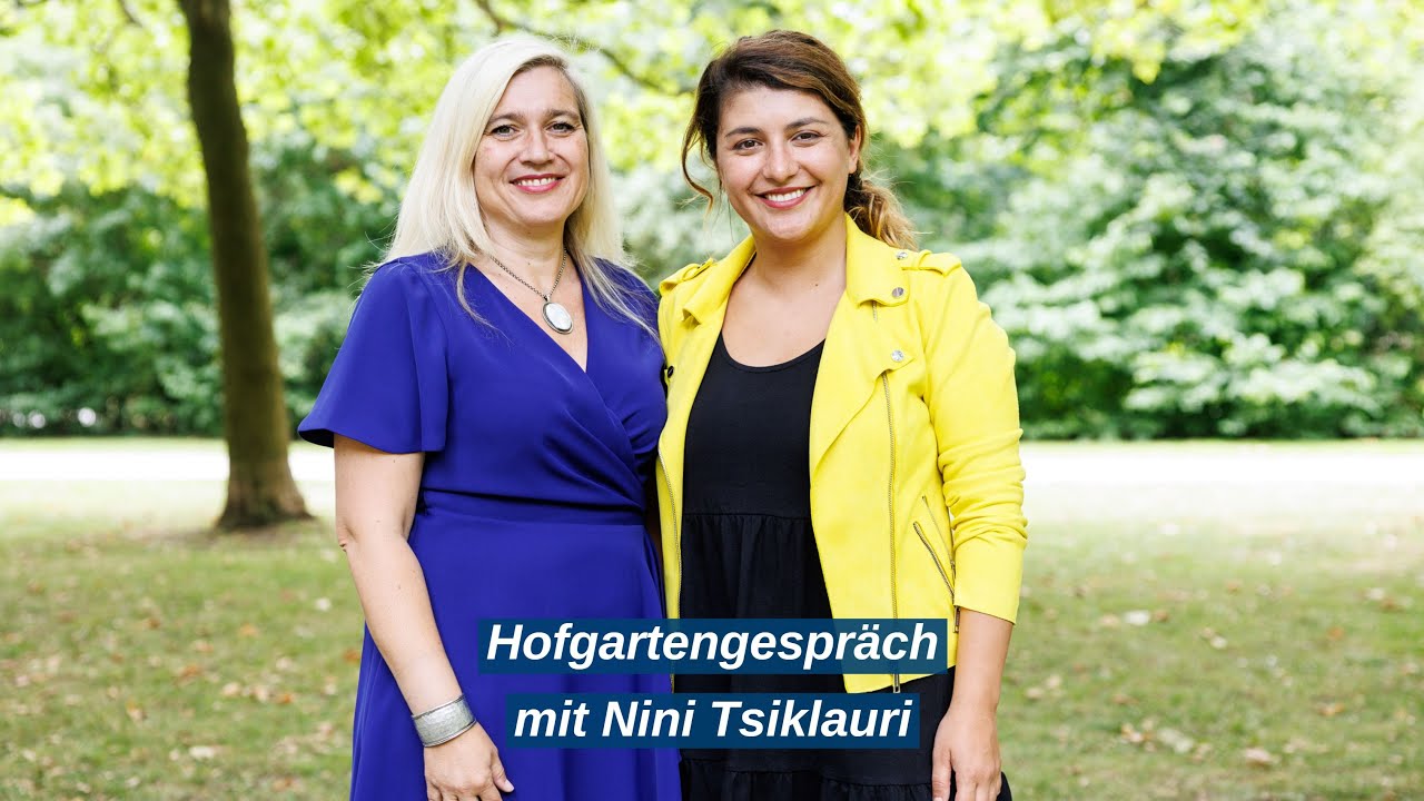 Hofgartengespräch mit Europaministerin Huml und Pro-Europa-Aktivistin Nini Tsiklauri - Bayern