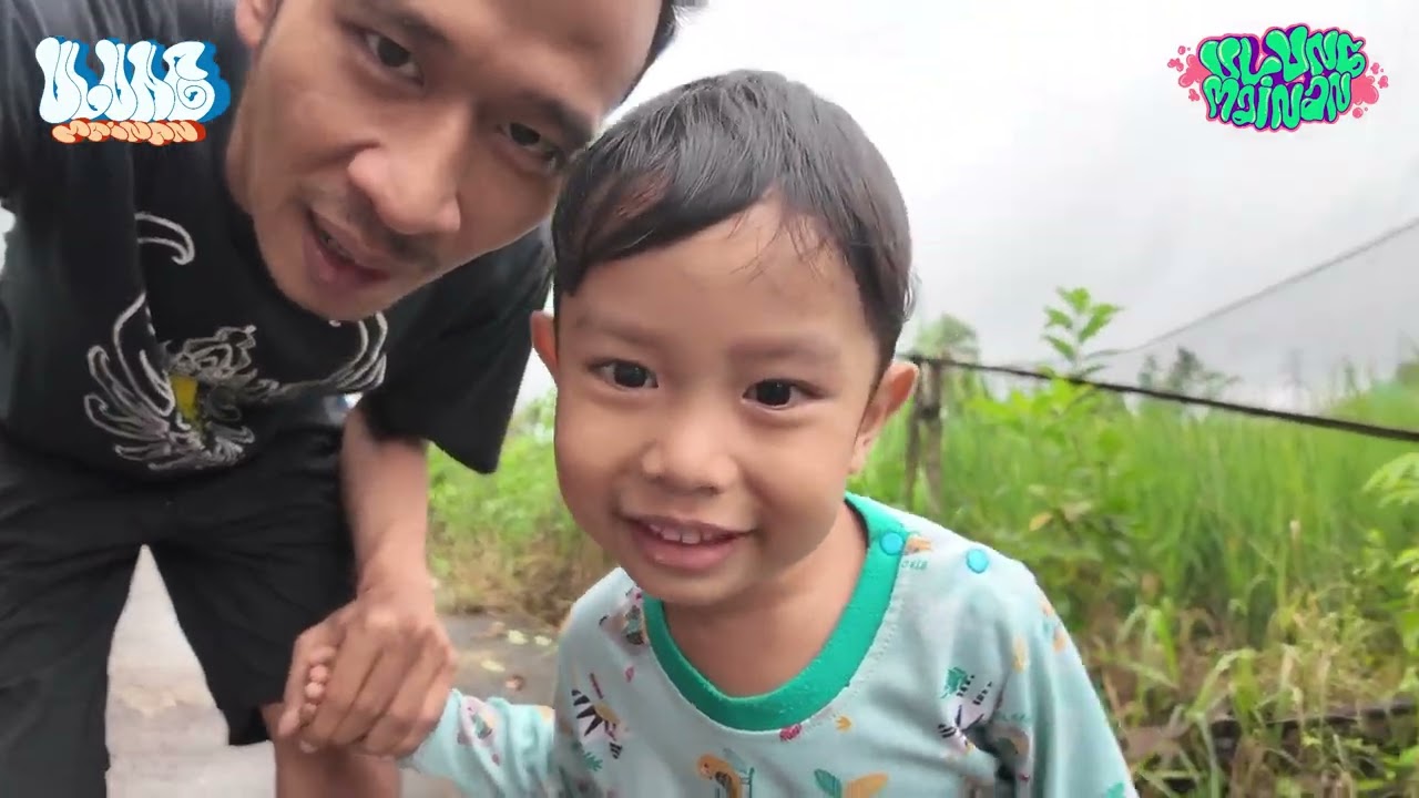 Jalan-jalan tapi dihadang Sawunggaling si ayam over protektif. #familyvlog #villagelife #villagevlog