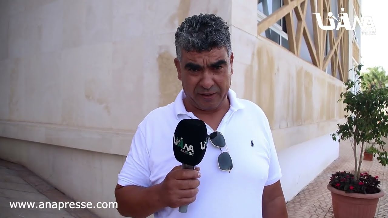 مواطن من الجا.لية يو.اجه عامل سلا بمـ.شكل سوق الصالحين والأ.خير يتفا.عل فو.راً