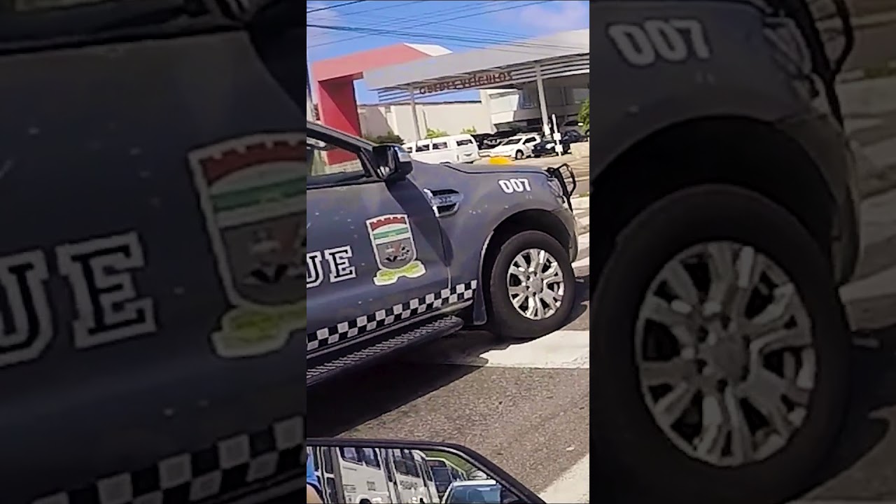 Furou o sinal na frente da pol&iacute;cia 🚨🤣 #shorts