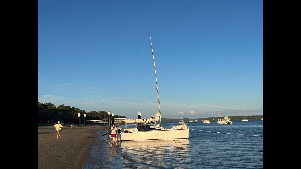 Stepping the mast on our Ross 780 MK1 trailer sailer, ready for the weekend on Moreton Bay