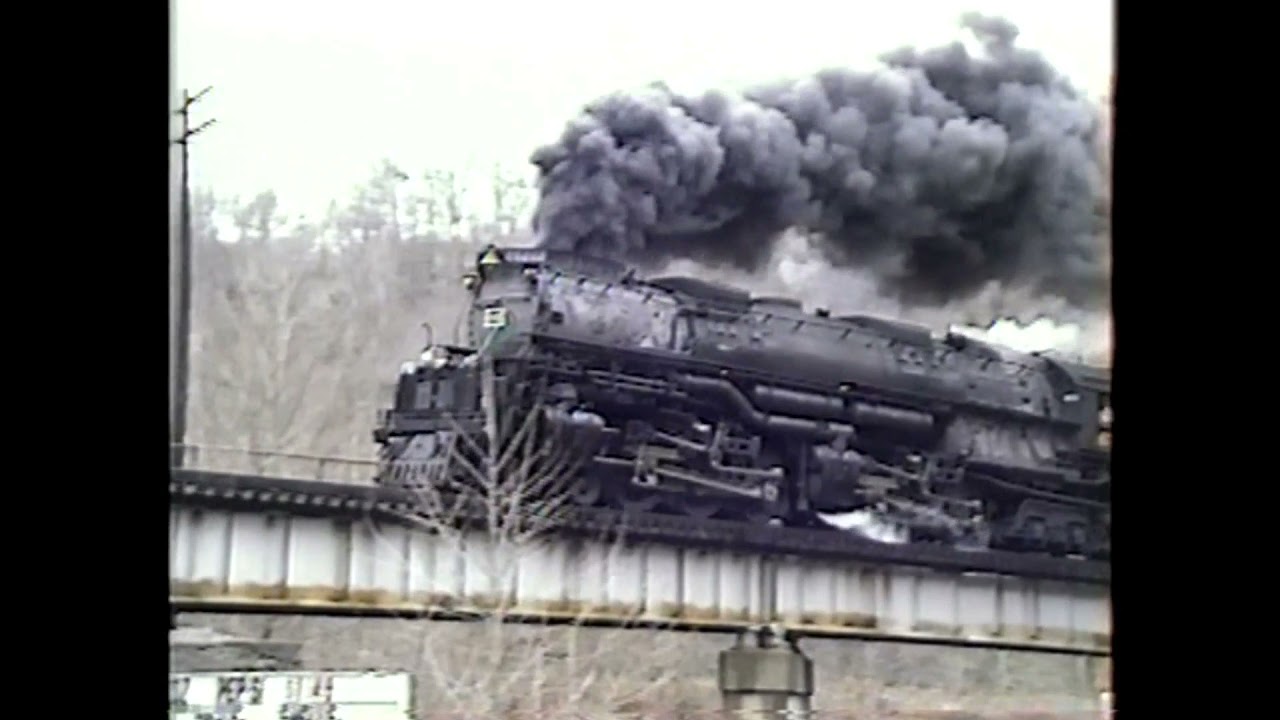 Union Pacific 3985: Clinchfield 676 Santa Claus Train Nov 1992