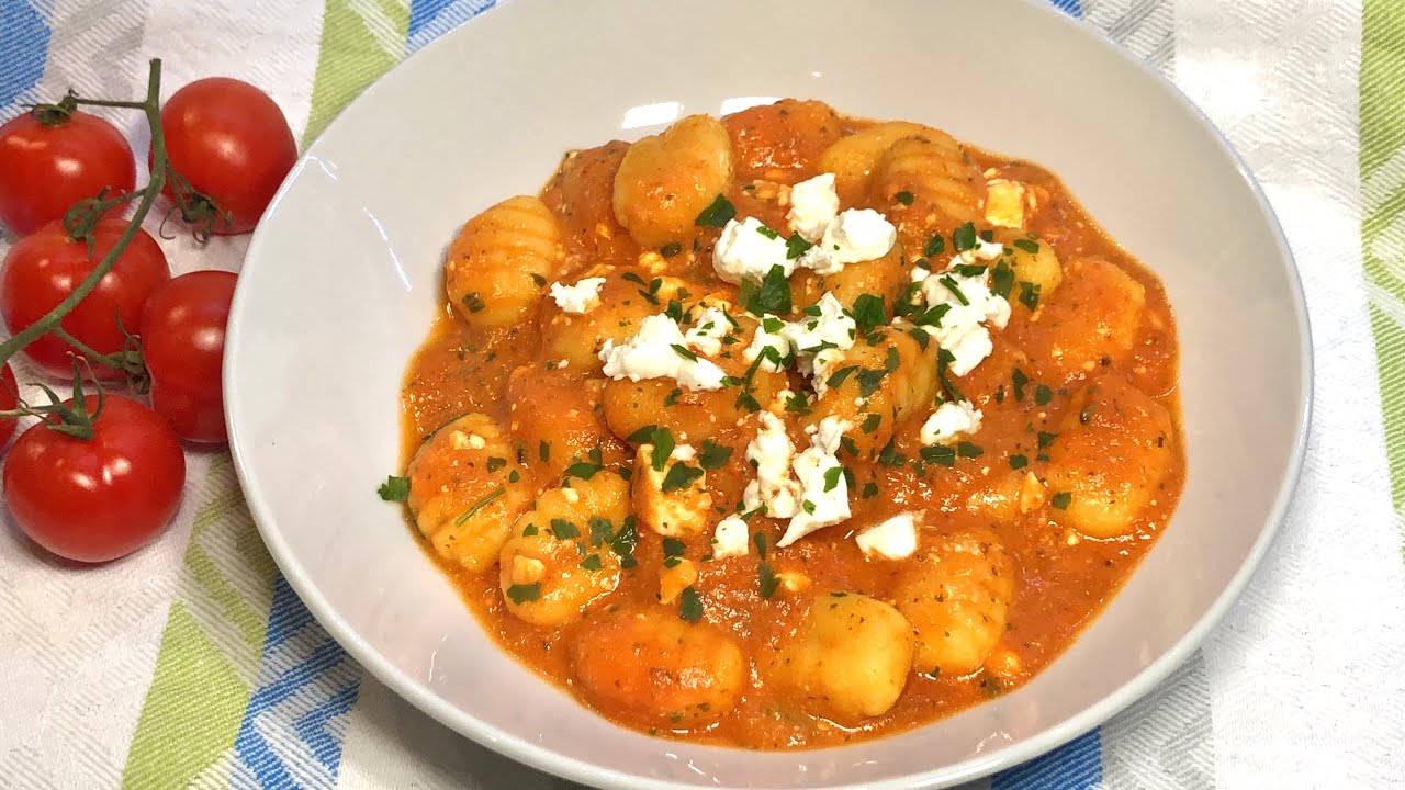 Gnocchi mit Tomatensauce, Paprika und Feta