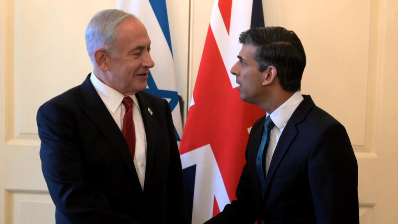 ביקור בצל משבר: נתניהו נחת בלונדון - והמפגינים לא איחרו להגיע