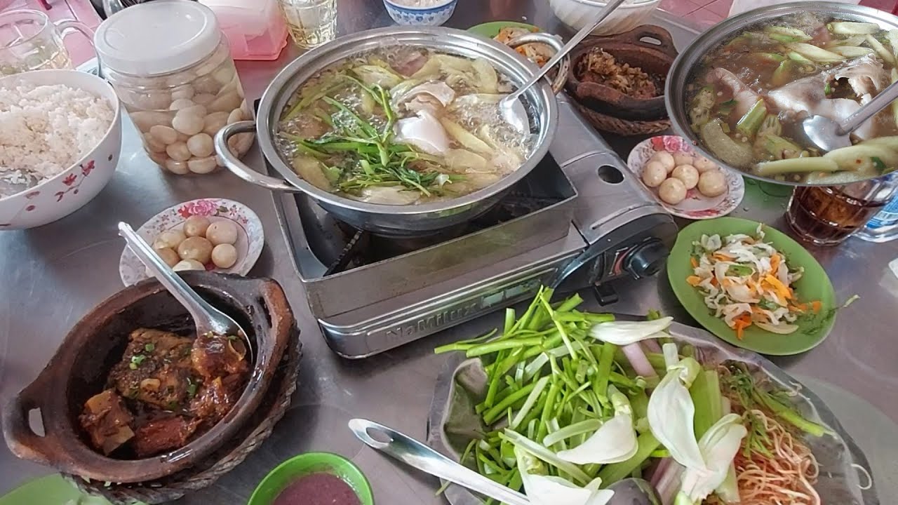 Quán cơm xe tải, xe đường dài, xe khách bao ngon, nhiều đồ miễn phí cho ai cần//Phố Bụi