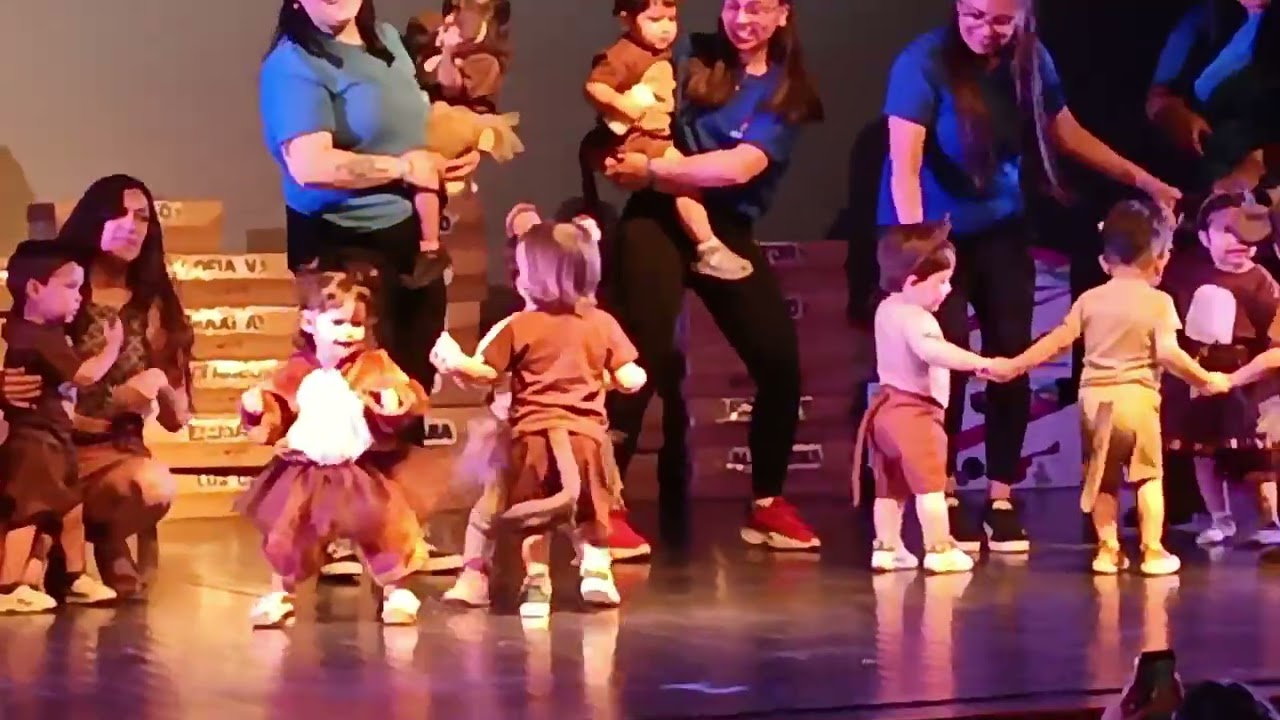 Ni&ntilde;os bailando el Mono Ingles 2025