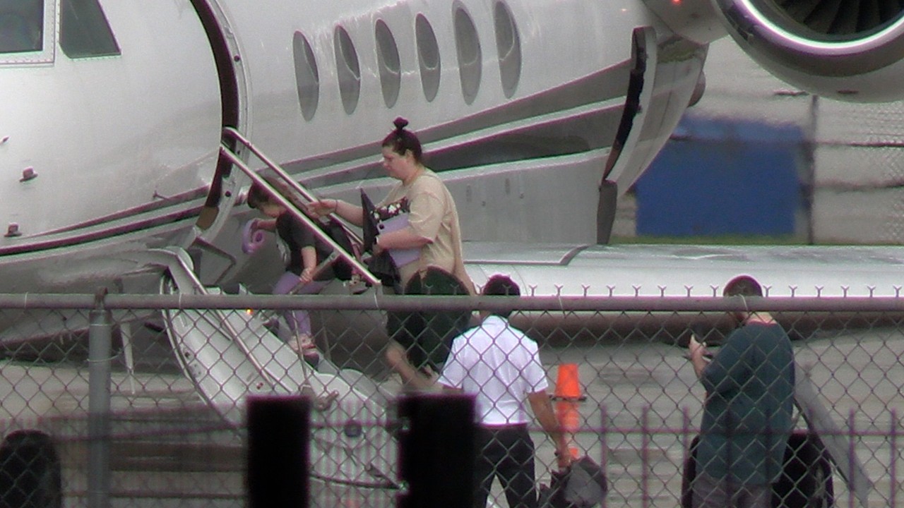 GULFSTREAM G-V Arrives IFR From Atlanta -  SEE UNUSUAL BOARDING!