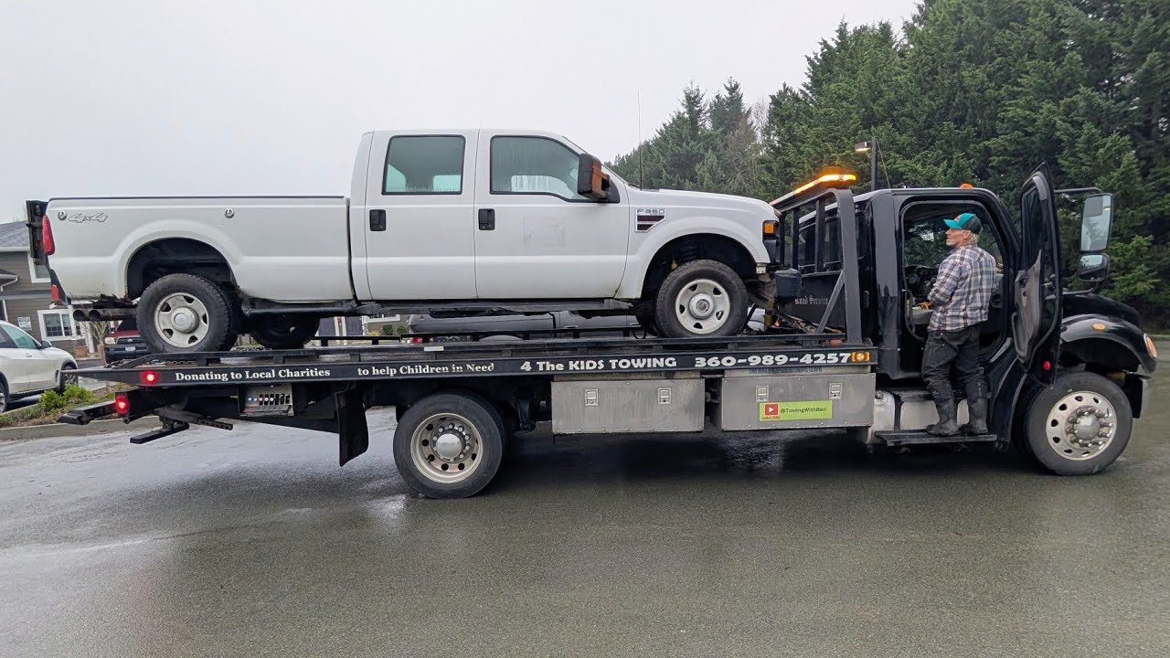 Разбитый Ford F-350 2008 года выпуска с откидным бортом.