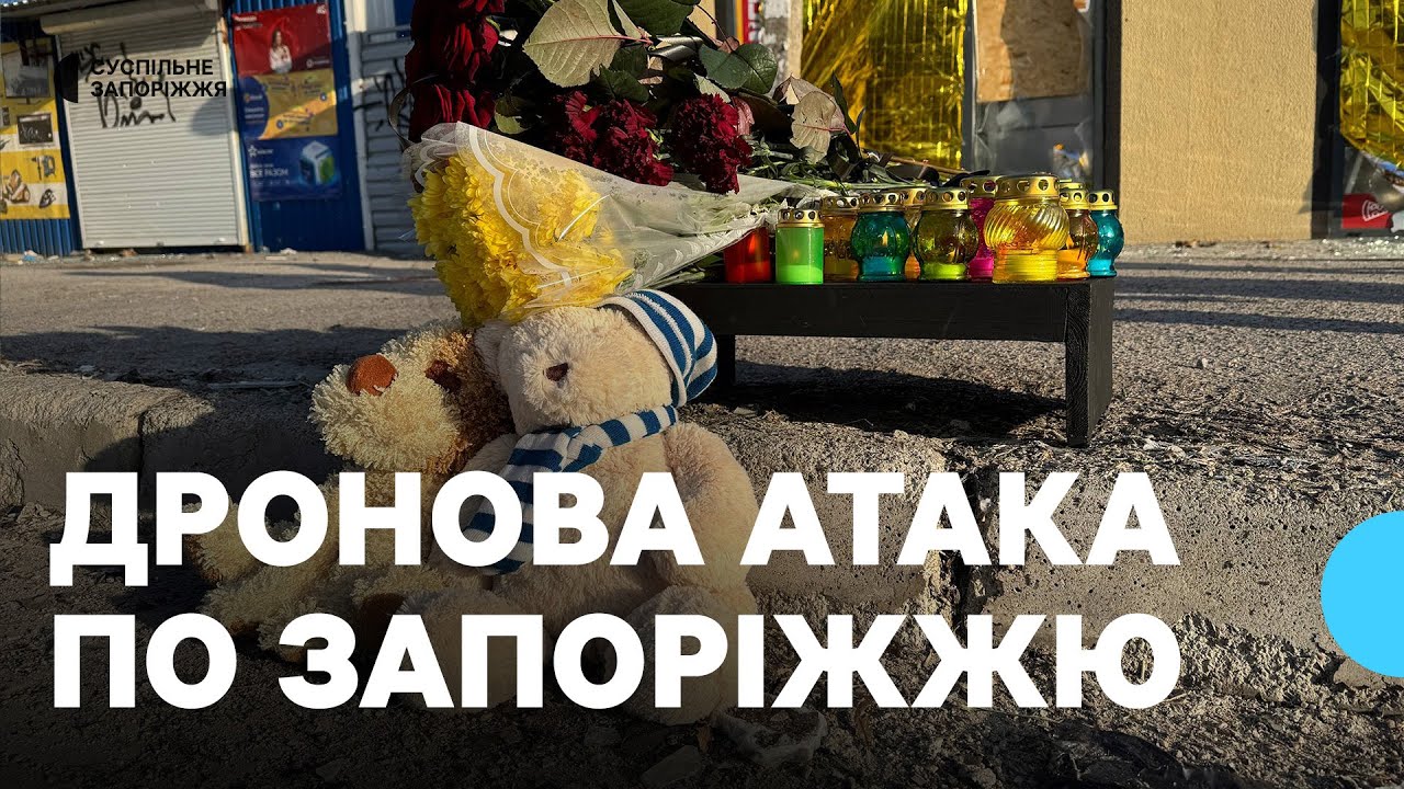 На місце вчорашнього обстрілу, де загинули 18-річний хлопець та дівчина, люди приносять квіти