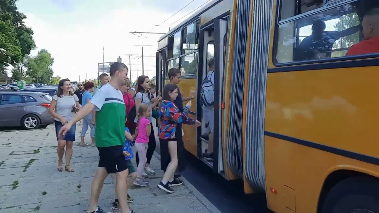 Zabytkowy Ikarus nie zmieścił się na zakręcie podczas turystycznego przejazdu
