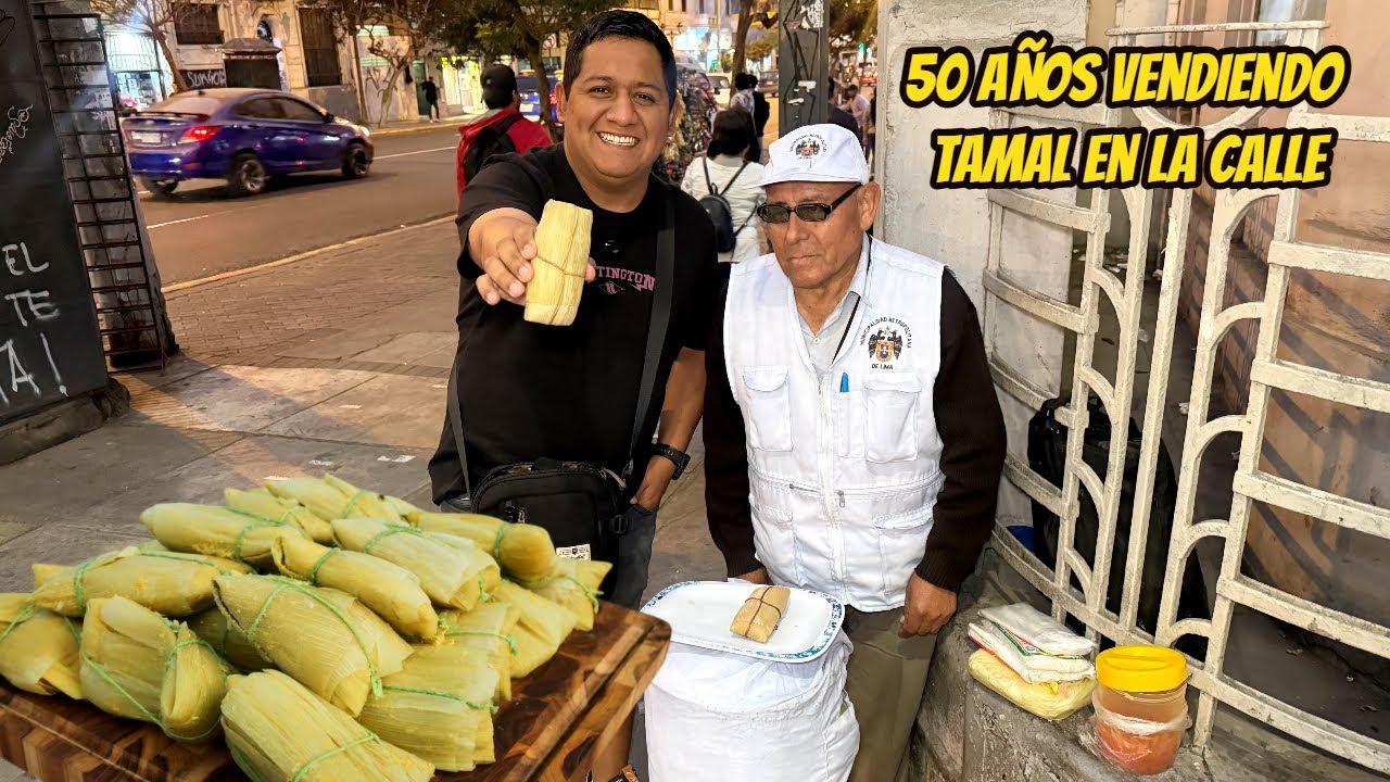 😳 ¡INCREÍBLE! 50 AÑOS vendiendo TAMALES de POLLO y CHANCHO en la CALLE 🌆