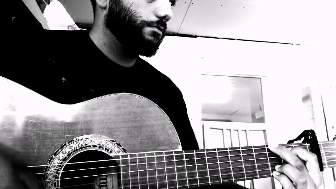 Raphaël salguero mira la cruz