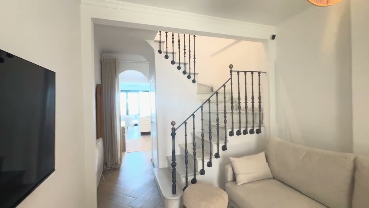 https://andaluciaolveraproperties.com/property-item/panoramic-pueblo-stunner-townhouse/ 149,500€ 