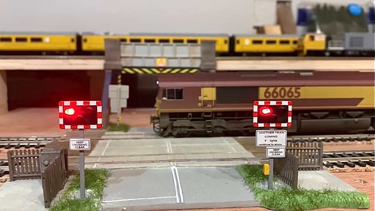 Train-Tech LC10 Level crossing with lights and sound