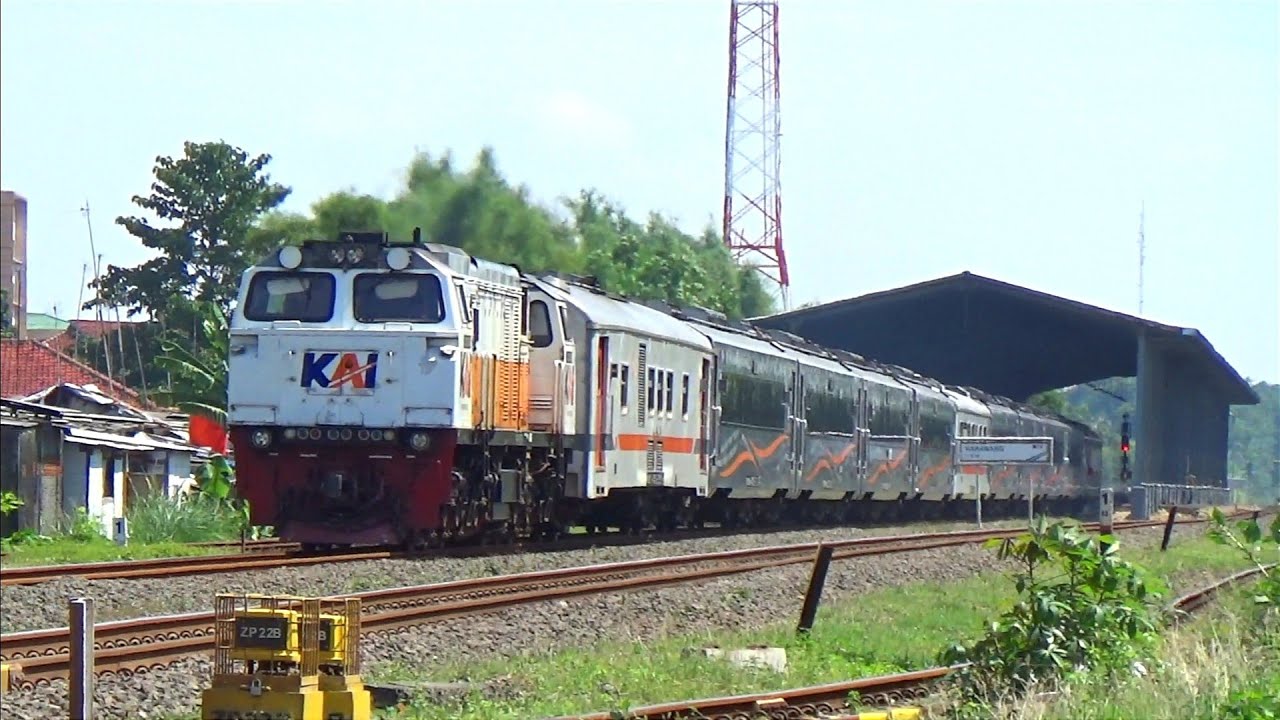 HUNTING PADATNYA LALU LINTAS KERETA API DI STASIUN KARAWANG JAWA BARAT