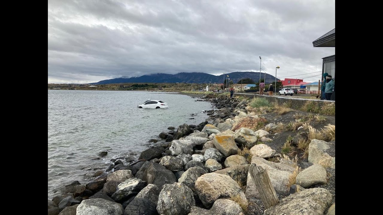 Puerto Natales: Conductor cay&oacute; al canal Se&ntilde;oret luego de perder el control de su veh&iacute;culo