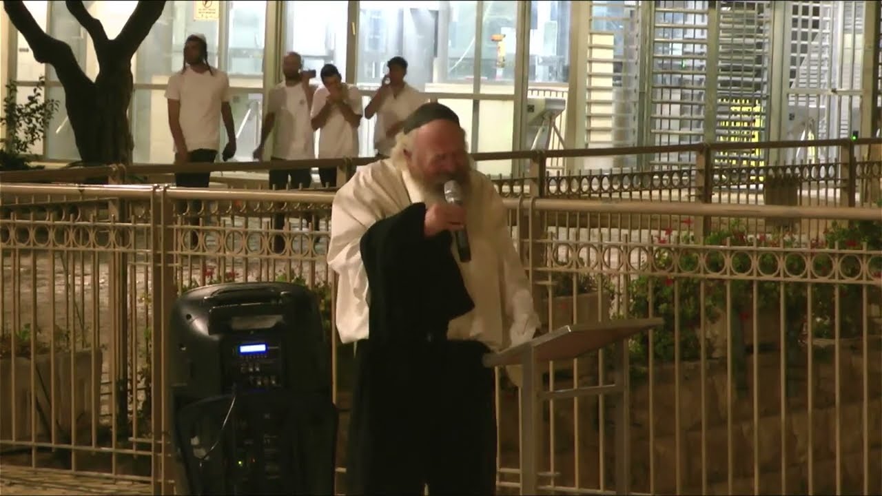 שידור חי ממערת המכפלה עם המקובל האלוקי הרב יעקב עדס שליט