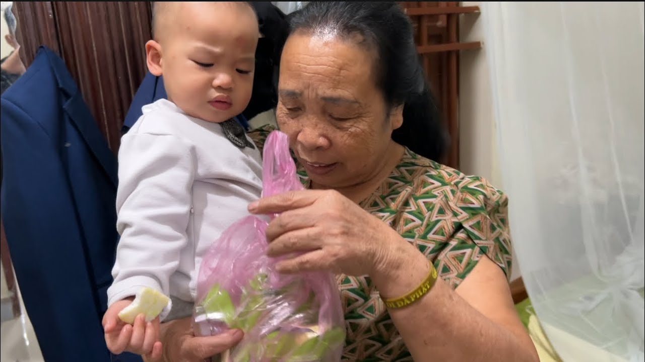 Chú việt mua bánh tẩm bổ cho coca bị ốm