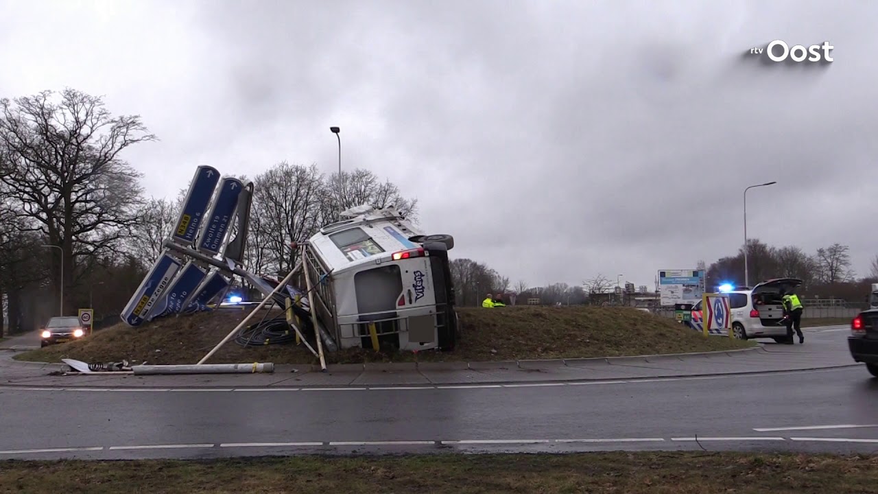 Bedrijfsbus maakt koprol in Raalte en eindigt ondersteboven op rotonde