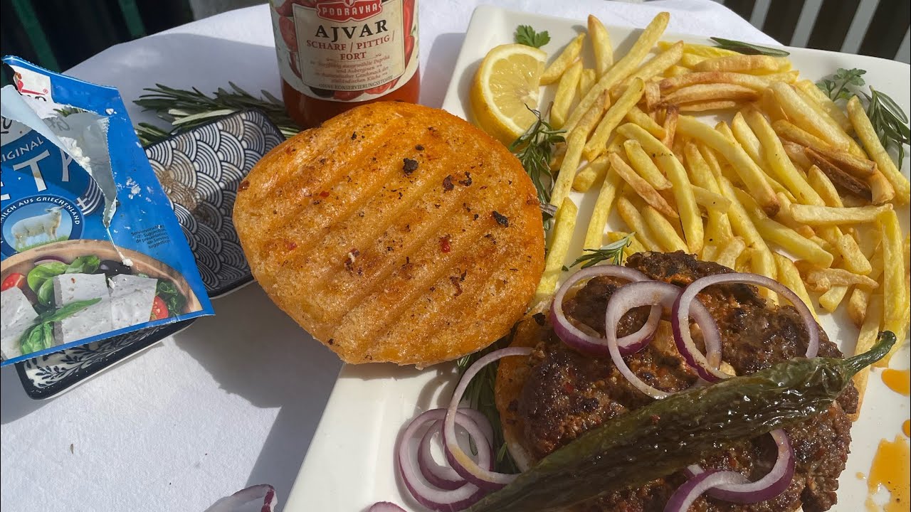 Pljeskavica -Balkan Grillgericht