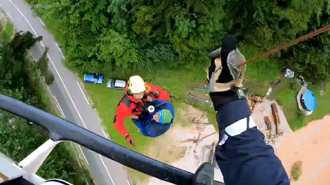 [REŠEVANJE IZ POPLAV] Helikopter Policije in Slovenske vojske s posadko GRS - reševanje ujetih oseb