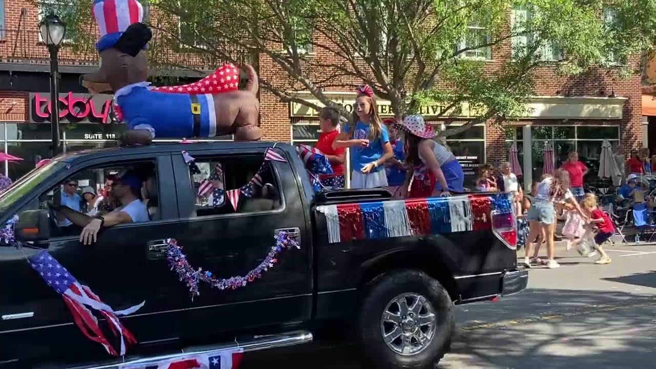 4th of July parade with decorated carts and kids having fun