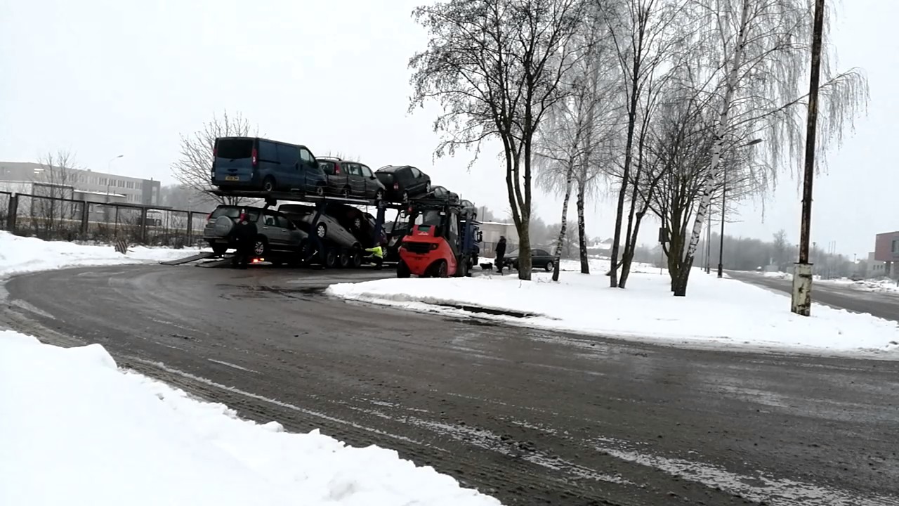 UAB Vyteksta Naudotos automobilių dalys Tralo nusikrovimas