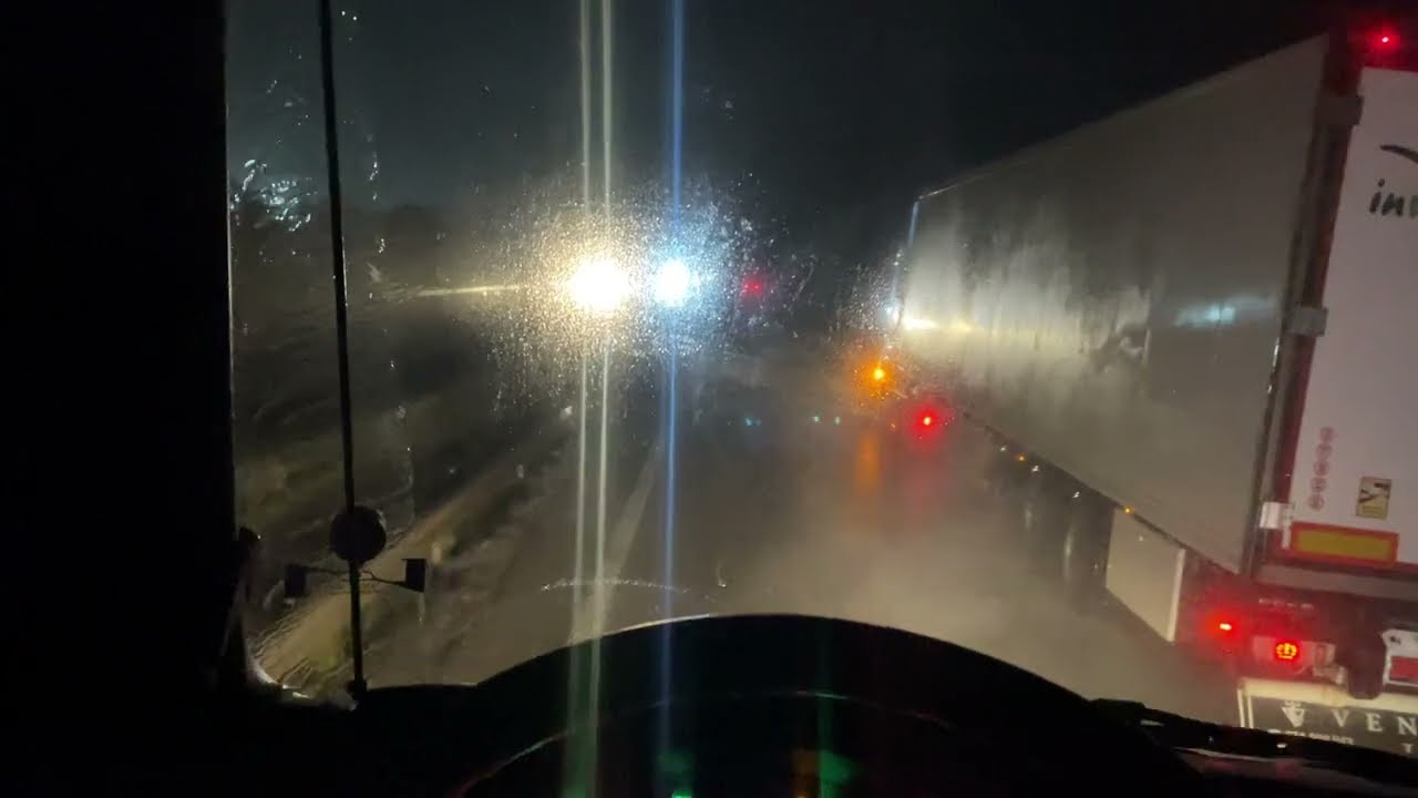 تحياتي لكل عشاق الشاحنات 🫡  اجواء ديال الرموك🚛 فالشتاء و الليل صراحة صعيب بزاف 😮 