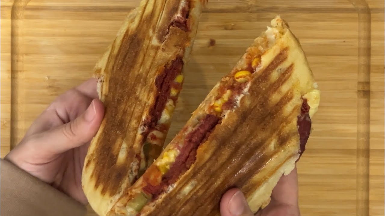 Bazlama elmeğinde PİZZA tadında TOST 🫠👌🏼 salçası bile eksikse olmuyor öyle bir lezzet 😋 #bazlama 