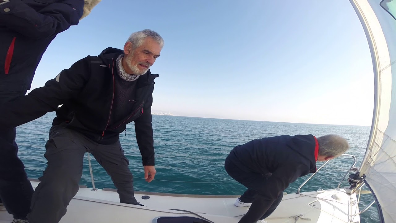 Izando un Genaker por sotavento del Genova. [Escola Port]