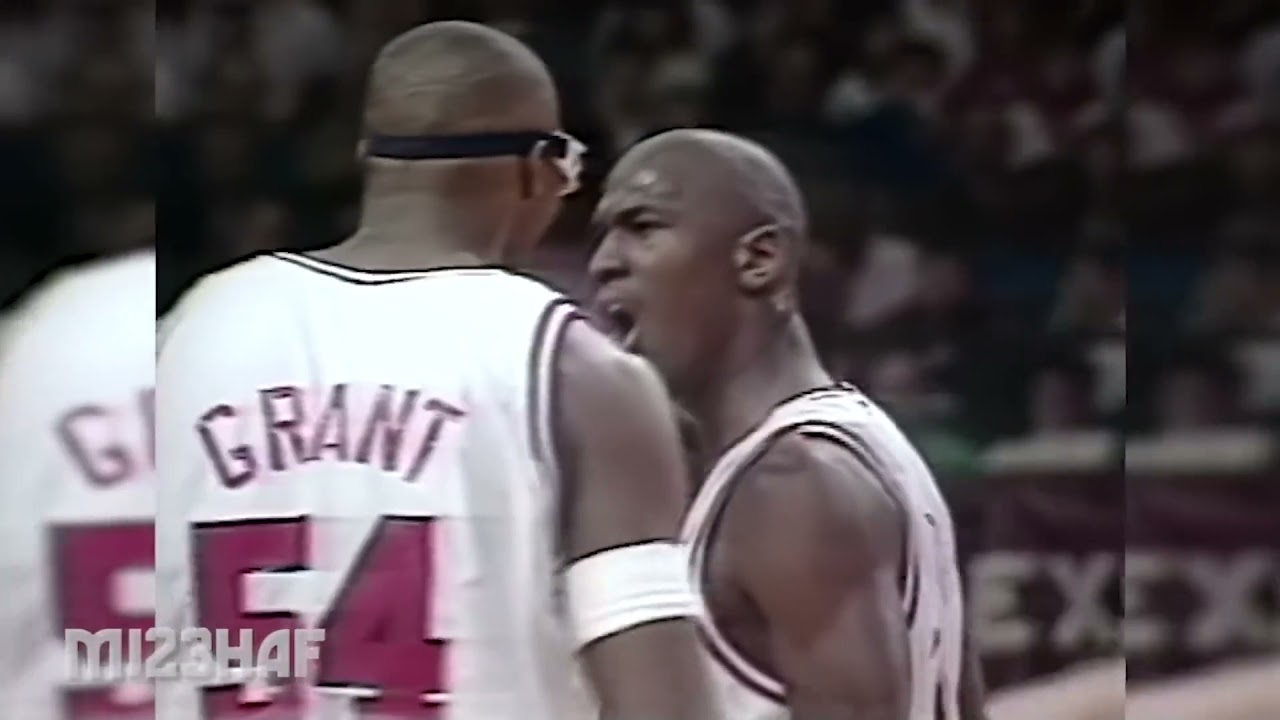 Michael Jordan Makes Hakeem Olajuwon Looks like a BAD PLAYER! (1991.03.25)