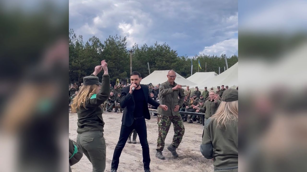 "Мала, танцюй": українські військові та Віталій Козловський