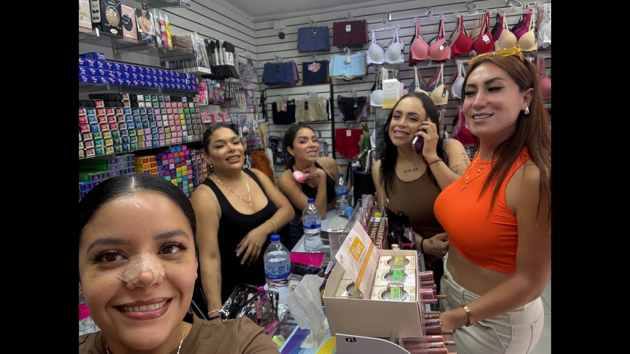 Con las chicas ablando del escándalo