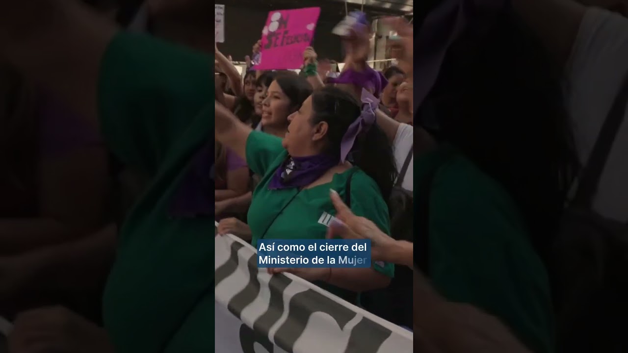 Miles de mujeres toman las calles de Argentina contra las políticas de Milei