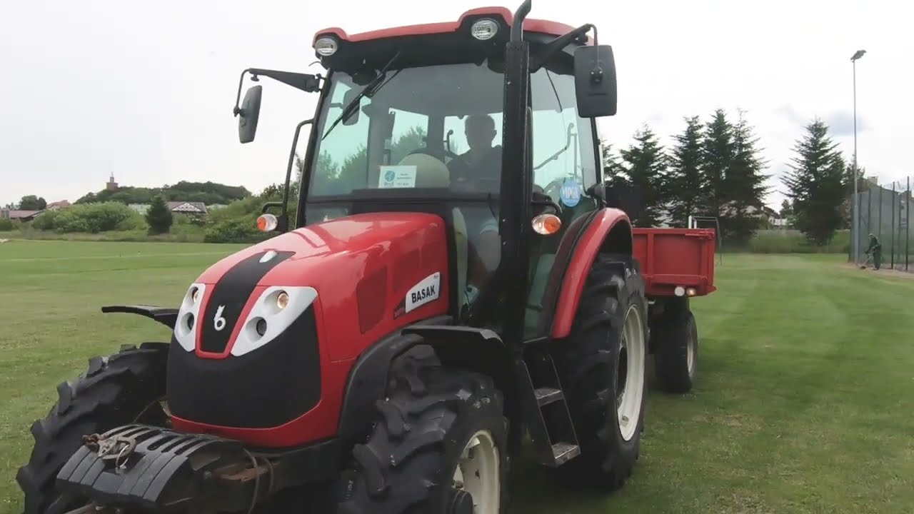 🎥 Ciągnik #Basak 2075 &ndash; Tw&oacute;j wszechstronny partner w zadaniach komunalnych! 🚜💪 #traktor