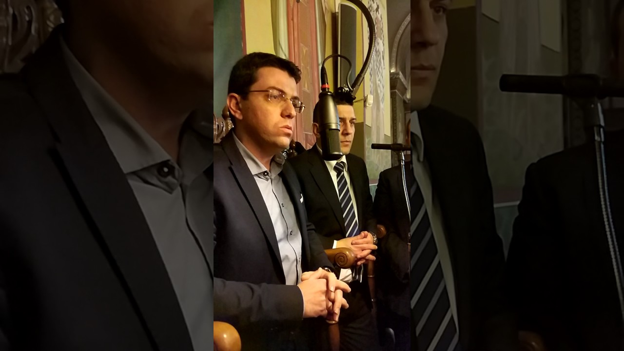Απόστολος Ακολουθίας Γάμου ψάλλει ο καθηγητής Βυζαντινής μουσικής Ανδρέας Ιωακείμ.