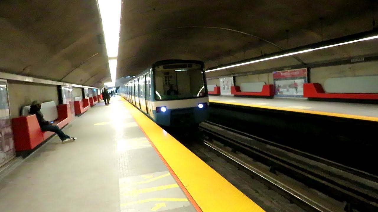 le lundi le 12 mars 2018 Sortie du métro de Montréal STM dans la station de métro Radisson