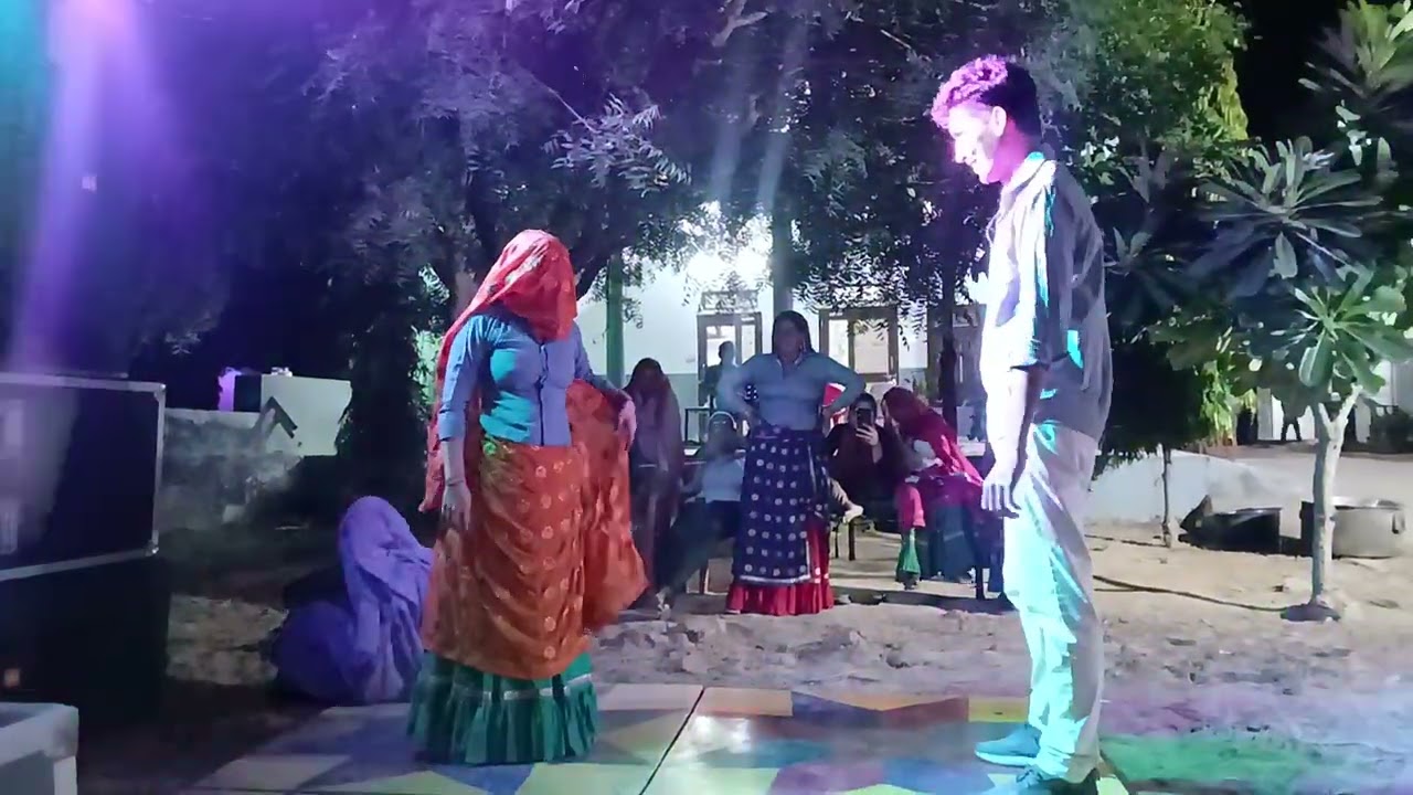 बेटे के कुआं पूजन प्रोग्राम पर डांस एन्जॉय 