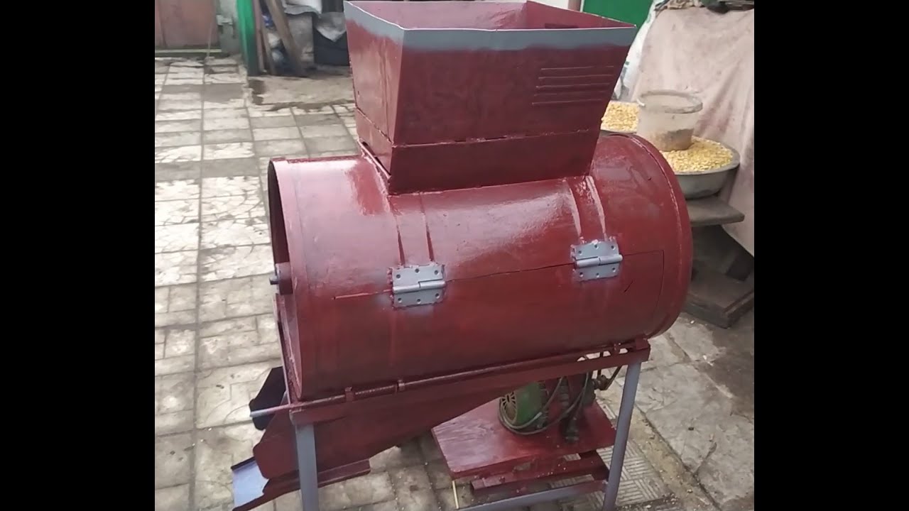 Лущилка кукурузы в работе.