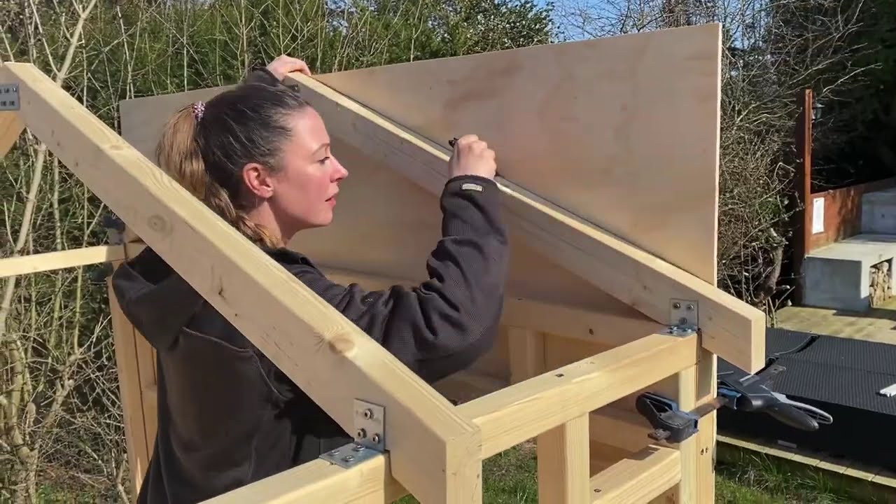 DIY PLAYHOUSE! - Byg et legehus med hestestald og isbod!