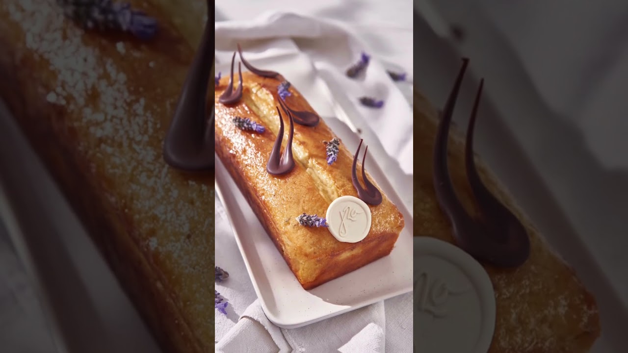 Un panqué esponjosito es irresistible, pero si es de lavanda como este…