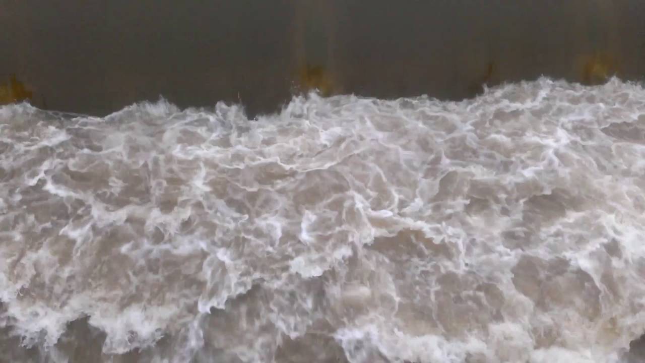 Riesenwasserwalze am Wehr Teil 1
