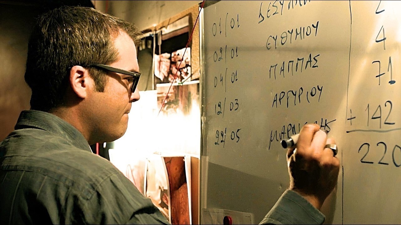 Profesor intenta resolver 5 asesinatos sin relaci&oacute;n entre s&iacute;, pero descubre una conexi&oacute;n aterradora.