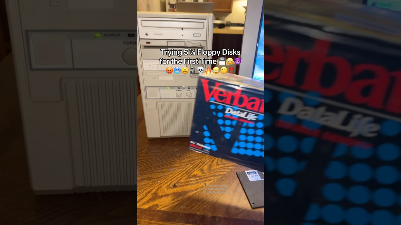 Поколение Z пробует 5,25-дюймовую дискету 💀🔥🗿😳😭💾 #pc #computer #retro #tech